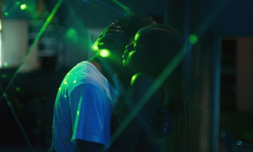 atlantique-2019-002-couple-neon-street-embrace_0
